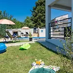 Modern Rscape With Pool Villa Baderna
