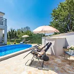 Villa Modern Rscape With Pool