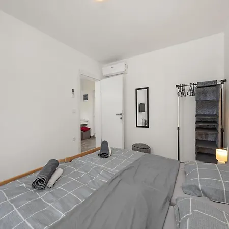 Modern Rscape With Pool Baderna