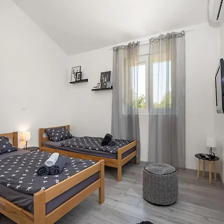 Modern Rscape With Pool Villa Baderna