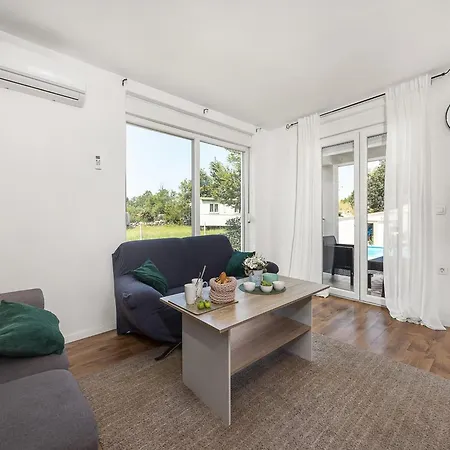 Modern Rscape With Pool Baderna