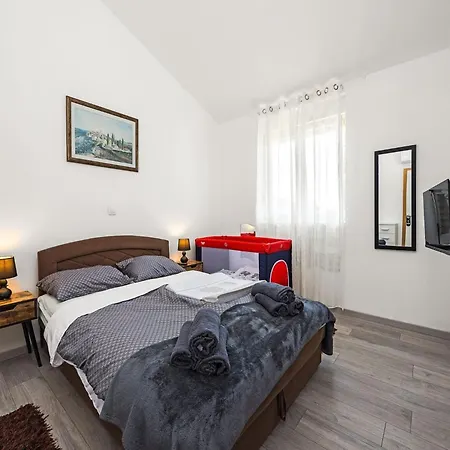 Modern Rscape With Pool Villa Baderna