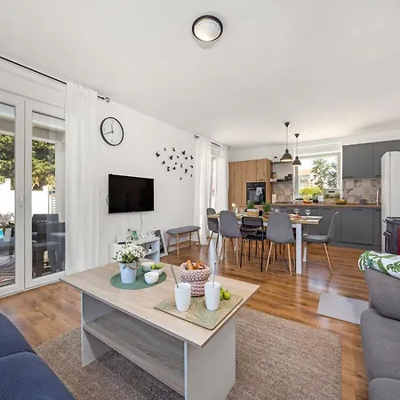 Modern Rscape With Pool * Baderna