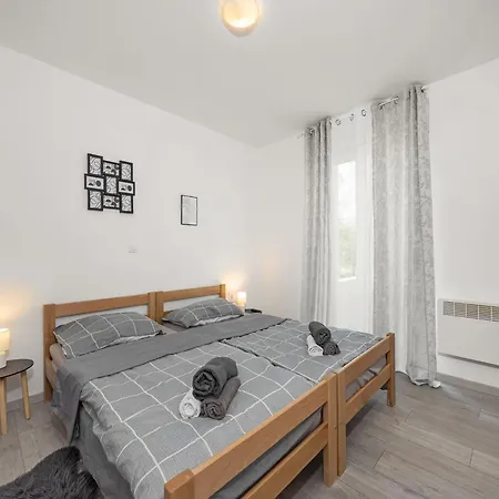 Modern Rscape With Pool Baderna