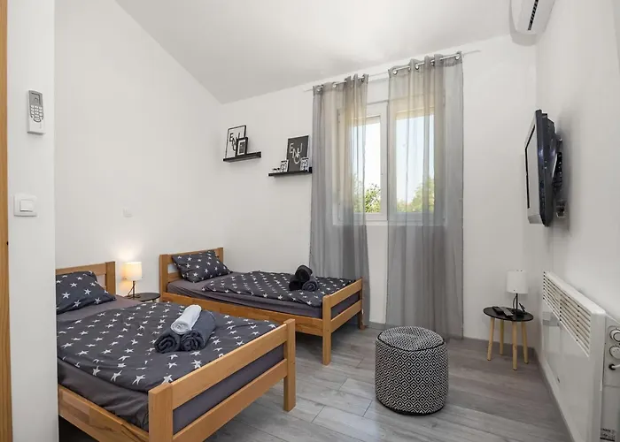 Modern Rscape With Pool Βίλα Baderna