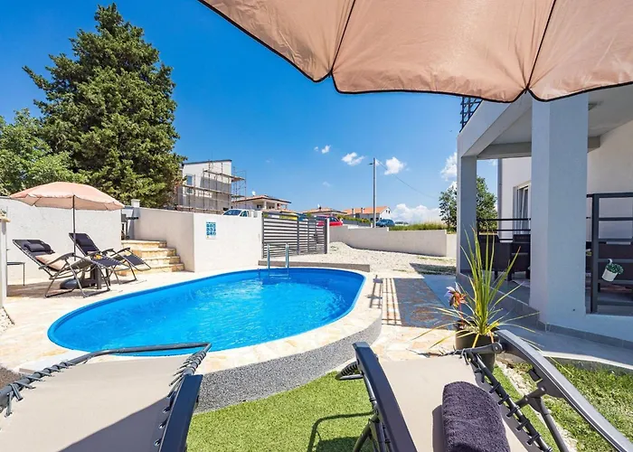 Modern Rscape With Pool Βίλα Baderna