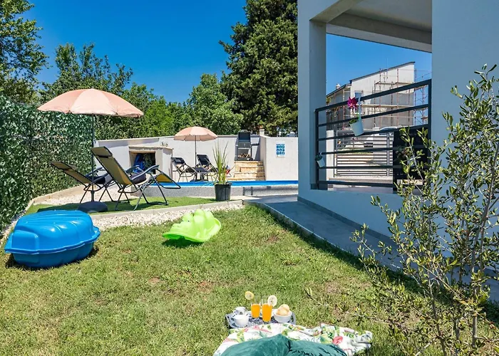 Modern Rscape With Pool Βίλα Baderna