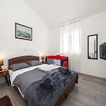 Modern Rscape With Pool Villa Baderna
