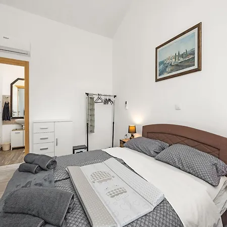 Modern Rscape With Pool * Baderna