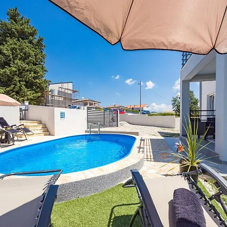 Modern Rscape With Pool Villa Baderna