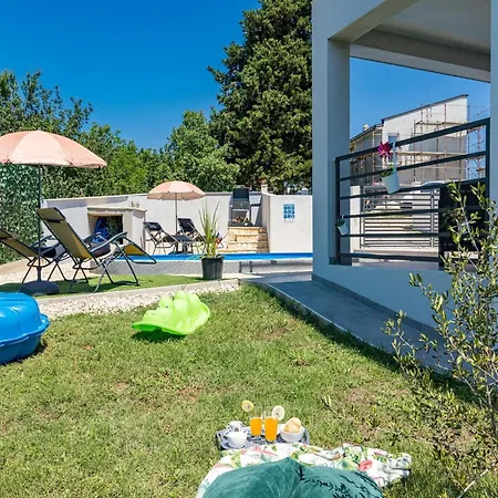 Modern Rscape With Pool Villa Baderna